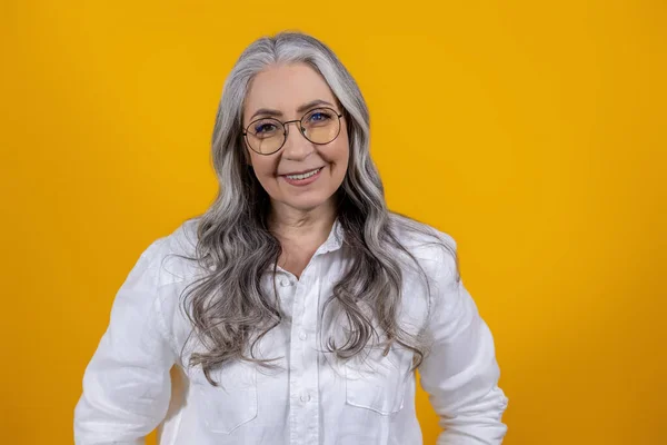 Vrouw Gele Achtergrond Langharige Mooie Seniort Vrouw Staan Gele Achtergrond — Stockfoto