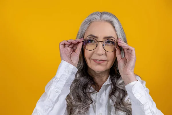 Uma Mulher Óculos Mulher Idosa Inteligente Óculos Fundo Amarelo — Fotografia de Stock