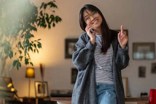 Zadzwoń Mnie Zadowolona Młoda Azjatka Rozmawia Przez Telefon — Zdjęcie stockowe