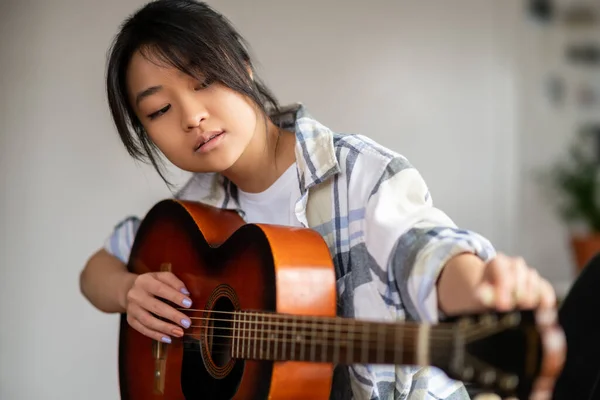 Tocando Guitarra Asiática Linda Chica Jugando Guitarra Buscando Involucrado — Foto de Stock