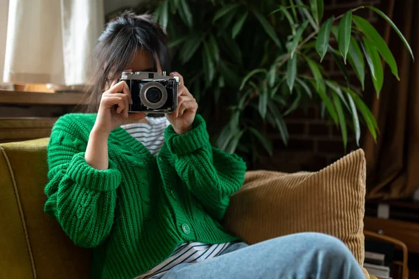 Fotógrafo Sonriendo Asiática Joven Chica Con Anticuado Cámara —  Fotos de Stock