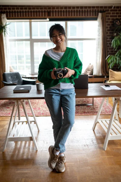 Joven Fotógrafo Chica Camisa Verde Con Una Cámara Las Manos — Foto de Stock