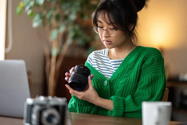 Fotógrafo Concentrada Asiática Joven Chica Fijación Antigua Cámara — Foto de Stock