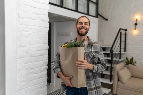 Hombre Sonriente Sosteniendo Una Bolsa Compras Papel Llena Verduras Frescas — Foto de Stock