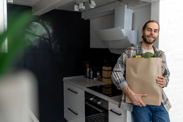 Zufriedener Mann Mit Papiereinkaufstasche Voller Frischem Gesundem Gemüse Der Hand — Stockfoto