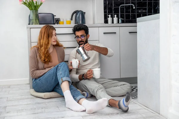 Moglie Marito Seduti Sul Pavimento Cucina Parlando Bevendo Caffè Mattutino — Foto Stock