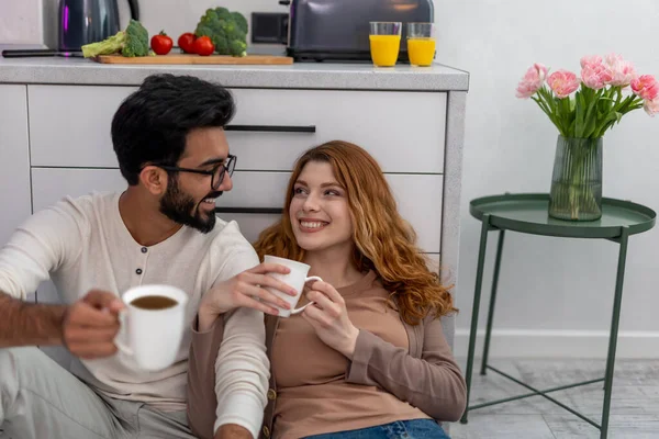 Żona Mąż Siedzą Podłodze Kuchni Rozmawiają Piją Poranną Kawę Domu — Zdjęcie stockowe