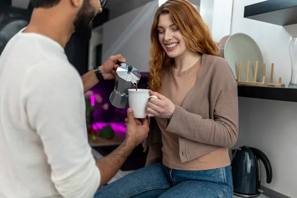Älskade Par Njuter Att Dricka Kaffe Tillsammans Köket Hemma Uttrycker — Stockfoto