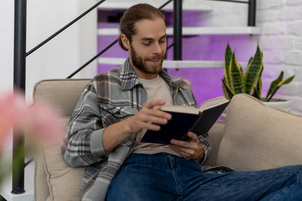 Hombre Alegre Leyendo Libro Mientras Está Sentado Tos Casa Disfrutando — Foto de Stock