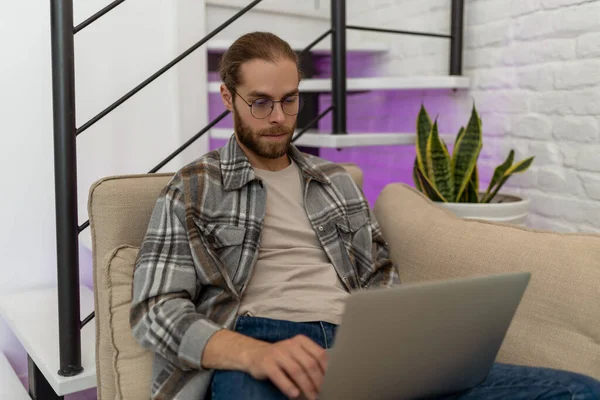 Young Attractive Serious Concentrated Guy Glasses Browsing His Laptop Sitting — Stock Photo, Image