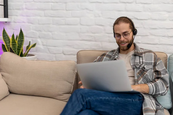 Attractive Bearded Man Working Laptop Home Cough Having Online Conference — Stock Photo, Image