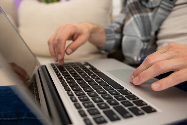 Unerkannter Mann Mit Laptop Arbeitet Online Drücken Der Taste Eingabe — Stockfoto