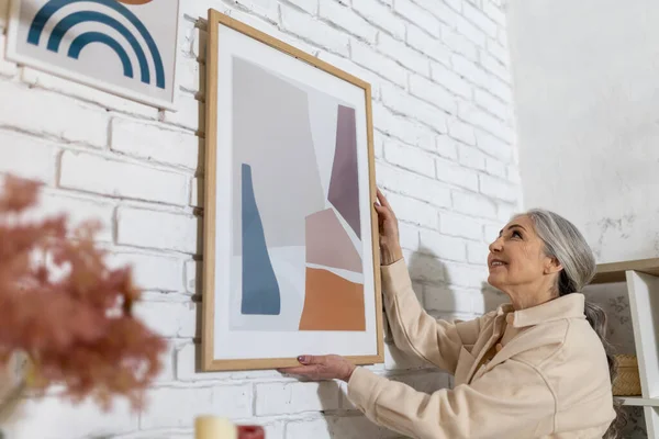Домашний Дизайн Старшая Женщина Вешает Фото Стену Дома — стоковое фото