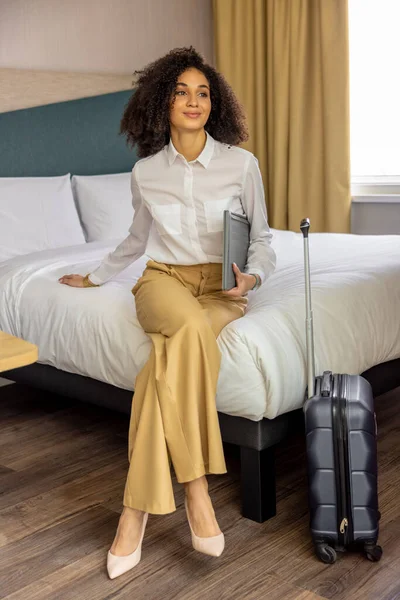 Odpočívá Pěkné Mladé Obchodní Žena Sedí Posteli Hotelovém Pokoji — Stock fotografie