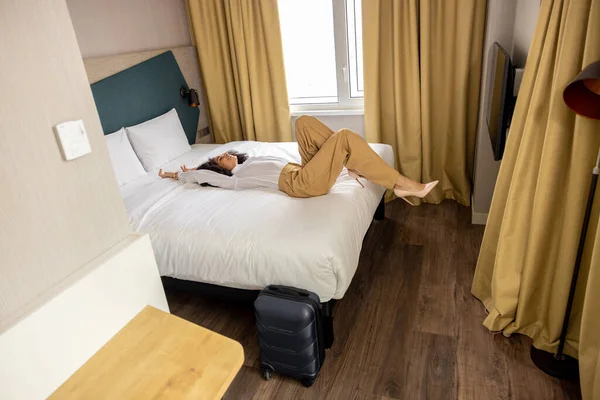 Dinleniyor Genç Bir Kadın Otel Odasında Yatakta Uzanıyor Rahatlıyor — Stok fotoğraf