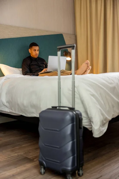 Hotellrummet Ung Mörkhårig Man Liggande Sängen Ett Hote Rum Och — Stockfoto
