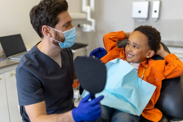 Diş Hekimliğinde Esmer Tenli Çocuk Seanstan Önce Dişçiyle Konuşuyor — Stok fotoğraf