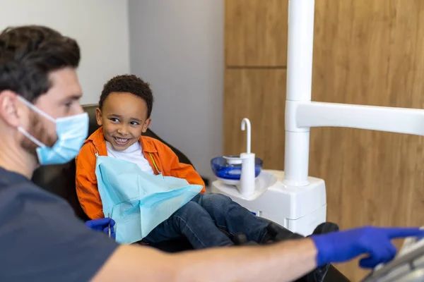 Stomatologii Ciemnoskóry Chłopiec Rozmawiający Dentystą Przed Sesją — Zdjęcie stockowe