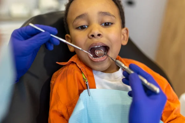 Φροντίδα Δοντιών Σκούρο Δέρμα Χαριτωμένο Αγόρι Φαίνεται Φοβισμένη Ενώ Κάθεται — Φωτογραφία Αρχείου