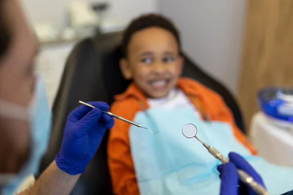 歯のケアだ 黒肌可愛いです可愛いです男の子見て怖がっている間に座っていますザ歯科医オフィス — ストック写真