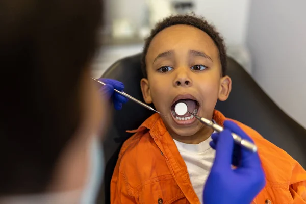 Tandverzorging Donkere Huid Schattige Jongen Kijken Bang Terwijl Zitten Bij — Stockfoto