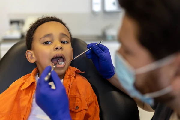 Tratamiento Caries Niño Asustado Sentado Con Boca Abierta Silla Dentistas —  Fotos de Stock