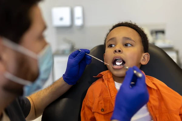 Dentista Trabajo Dentista Examinando Los Niños Pequeños Cavidad Oral —  Fotos de Stock