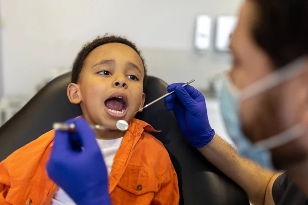 Dentista Trabalho Dentista Examinando Meninos Cavidade Oral — Fotografia de Stock