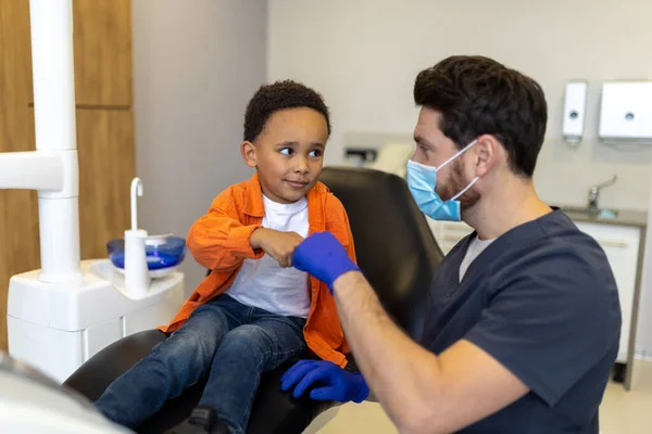 Lekarz Pacjent Słodkie Mały Chłopiec Uczucie Zrelaksowany Porozmawiać Jego Dentysta — Zdjęcie stockowe