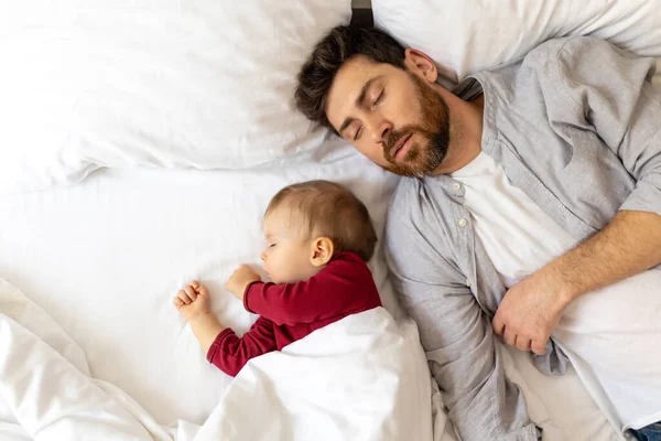 Skäggig Man Sover Tillsammans Med Spädbarn Dotter Sängen Far Vilar — Stockfoto
