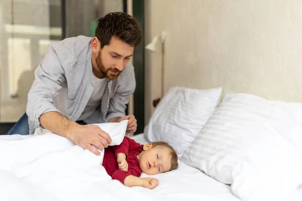 Vater Deckt Schlafendes Baby Hause Mit Decke — Stockfoto