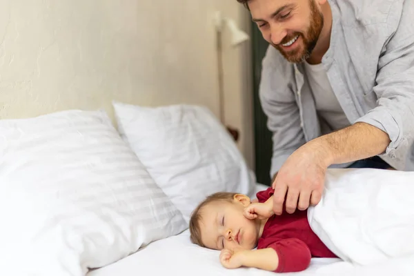 Vater Schaut Sein Schlafendes Baby Zärtlich Schlafzimmer — Stockfoto