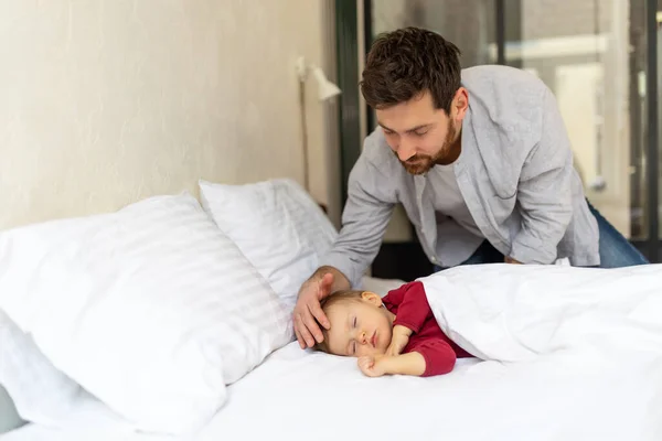 Père Regardant Son Bébé Endormi Tendrement Dans Intérieur Chambre Coucher — Photo