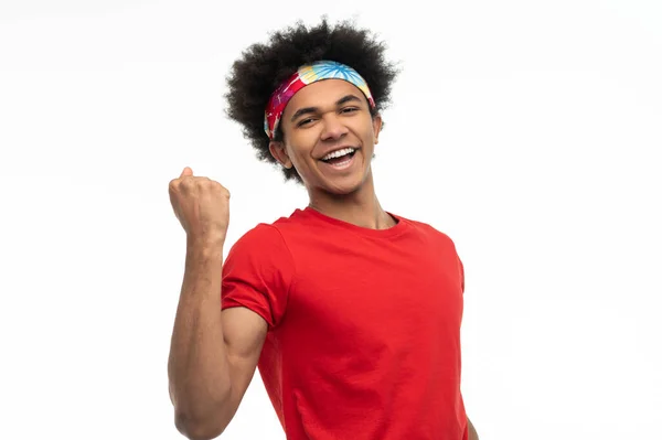 Впевненість Молодий Хлопець Червоній Сорочці Виглядає Задоволеним Рішучим — стокове фото
