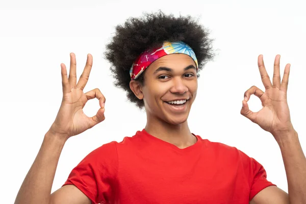 Kendine Güven Kırmızı Gömlekli Genç Adam Mutlu Kararlı Görünüyor — Stok fotoğraf