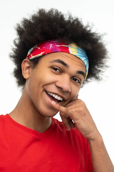 Vertrauen Junger Mann Roten Hemd Wirkt Zufrieden Und Entschlossen — Stockfoto