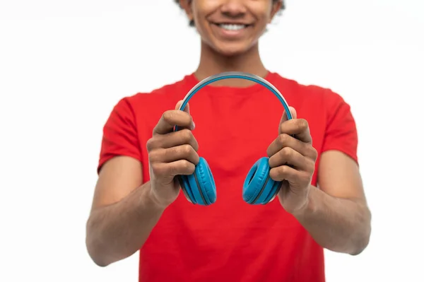 Lazer Jovem Pele Escura Com Fones Ouvido Parecendo Satisfeito — Fotografia de Stock