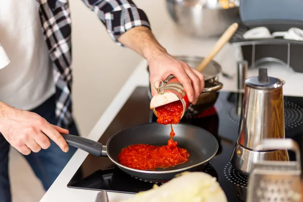 Неузнаваемый Человек Готовит Домашней Кухне Добавляя Соус Сковороду — стоковое фото