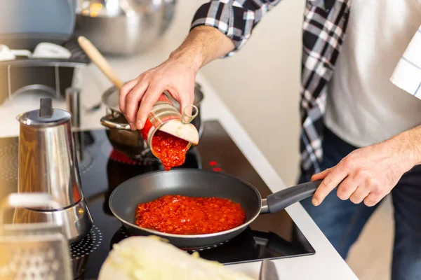 Невпізнаваний Чоловік Готує Вдома Кухню Додаючи Соус Сковороду — стокове фото
