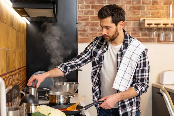 Schöner Bärtiger Mann Kocht Hause Der Küche Das Abendessen — Stockfoto