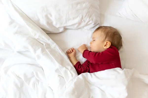 Csecsemő Csecsemő Alszik Ágyban Fehér Vászon Gyermek Nappali Alvás — Stock Fotó