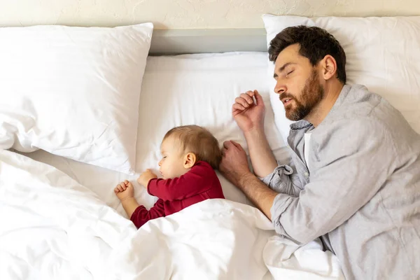 Far Och Barn Sover Tillsammans Sängen Föräldraskap Nyfödd Dotter — Stockfoto