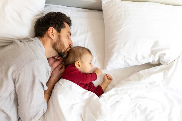 Vousatý Muž Spí Spolu Malou Dcerou Posteli Otec Odpočívá Dítětem — Stock fotografie
