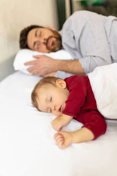 Brodaty Mężczyzna Sypiający Małą Córeczką Łóżku Ojciec Odpoczywający Dzieckiem — Zdjęcie stockowe