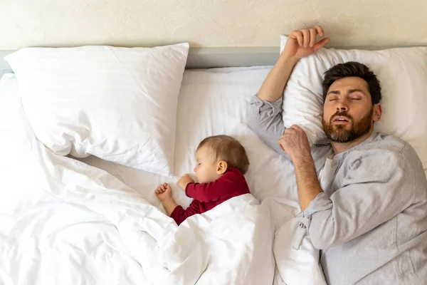 Πατέρας Και Μικρό Μωρό Κοιμούνται Μαζί Στο Κρεβάτι Γονιός Νεογέννητη — Φωτογραφία Αρχείου