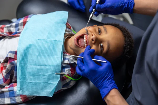 Odontologia Africano Americano Tratamento Dentes Menino Perto — Fotografia de Stock