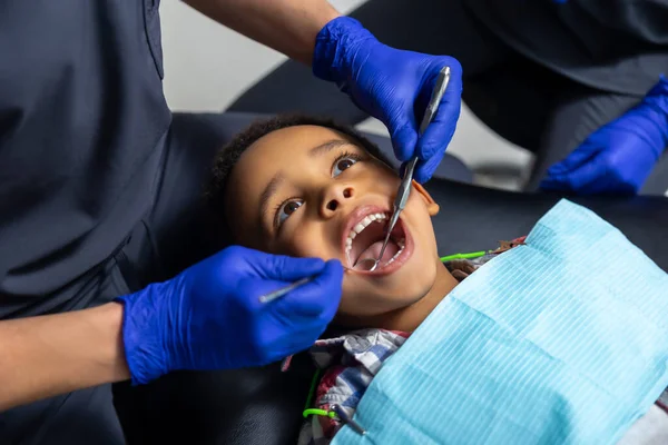 Odontología Afro Americano Chico Dientes Tratamiento Cerca —  Fotos de Stock