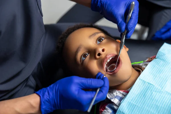 Zubaře Zubař Léčení Tmavou Pletí Kluci Zuby — Stock fotografie