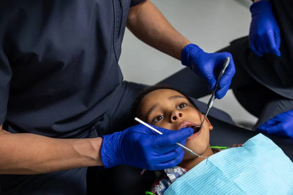 Odontología Dentista Tratar Los Dientes Los Niños Piel Oscura —  Fotos de Stock