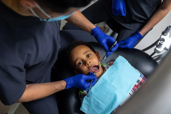 Odontologia Dentista Tratamento Dentes Meninos Pele Escura — Fotografia de Stock